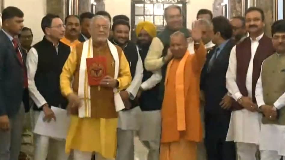 मुख्यमंत्री के साथ फोटो खिंचवाने के लिए मोहसिन रजा ने मंत्रियों को दिया धक्का, वीडियो वायरल 